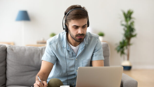 ことわざの翻訳「石の上にも三年」は、岩座りの修行？