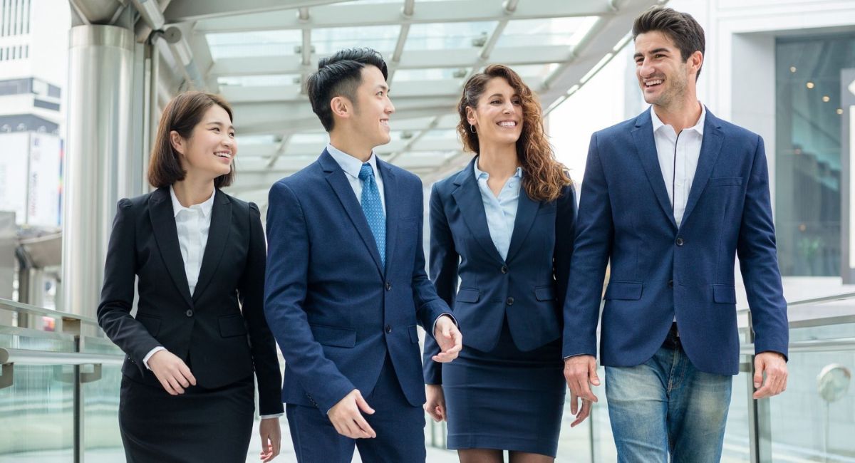 外国企業と日本企業の間に立ち、異文化間ギャップを解決します